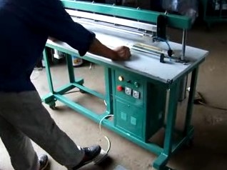 点击查看QF气动带切刀封口机大图